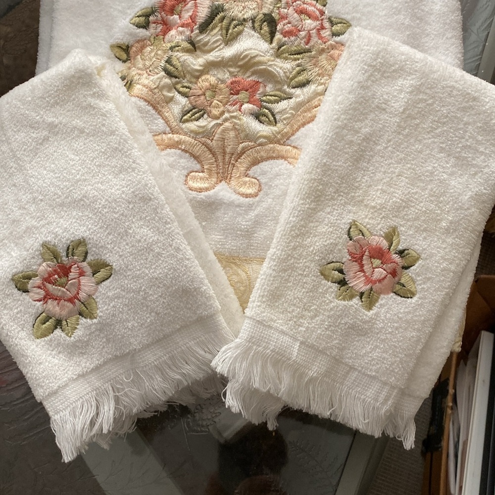 Decorative bath towels. - Picture 2 of 4